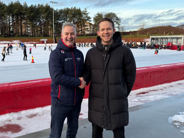 GODT SAMARBEID: Generalsekretær Jarle Blindheim i NSF og Baardsen Sport-grunnlegger Joachim Baardsen avbildet på Valle Hovin stadion, hvor barn, unge og toppidrettsutøvere har glede av isen.