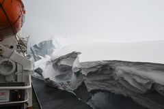 Forskningsskipet Polarstern befinner seg rett ved isbremmen Ekström