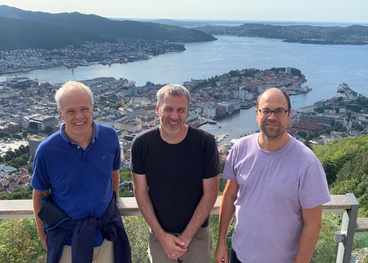 I prosjektet "i2B - Into the Blue" har Gerrit Lohmann fra AWI, Jochen Knies fra UIT, og Stijn De Schepper fra NORCE de ledende rollene. Her fotografert på Fløyen i Bergen med sentrum og Byfjorden i bakgrunnen.