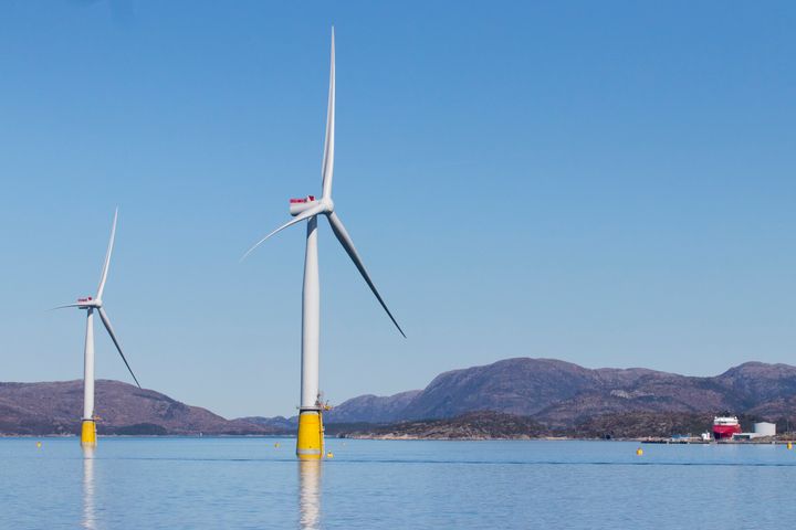 Vindturbiner på Sølvåg i Gulen, ved Equinors base Wergeland. Her klargjøres flere flytende vinturbiner før de skal taues offshore til Equinors vindpark Hywind Tampen, verdens største i sitt slag. (Illustrasjonsfoto)