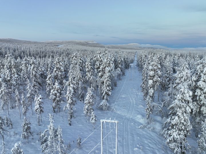 Helikopterbefaring av strømnettet