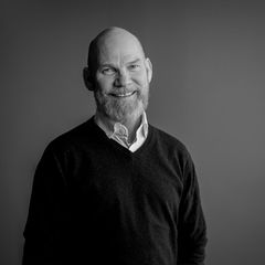 Svart hvitt portrettbilde av Jarle Ruud, ansatt i Elvia