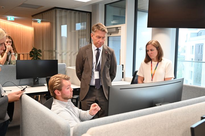 11.september besøkte energiminister Terje Aasland Elvia for å se hvordan kundesenteret var rigget for å ta i mot bestillinger og henvendelser om Norgespris.