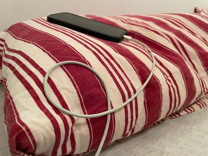 Branner som oppstår uten tilsyn eller om natten, kan få store konsekvenser. Med et økende antall elektriske produkter i norske hjem, øker sannsynligheten for at uønskede hendelser oppstår.