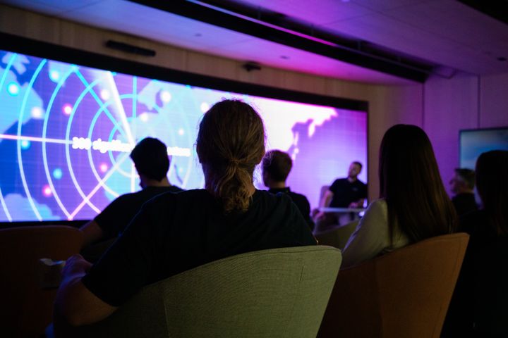 Cyviz har levert tilsvarende teknologi til Microsofts innovasjonssentre i over 40 lokasjoner globalt. Bildet er fra deres "Innovation Hub" i London.