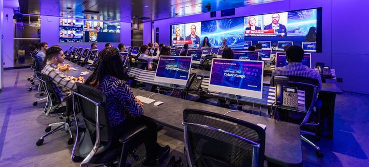 Cyviz og IBM samarbeider om å gi studentene praktisk, erfaringsbasert læring gjennom simuleringen av cyberangrep. Bildet er fra IBM Cyber Range ved University of Ottawa.