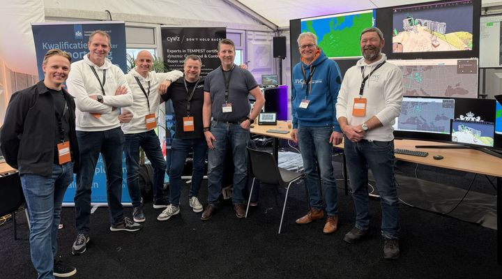 Fra venstre: Steijn Engelen, Cyviz, Henk van der Vaart og Geert Kruchten fra Spie, John van Laerhoven, Cyviz, Paul van der Hooft, Intronics,  Meint Buitenhuis, JIVC Ministerie van Defensie, og Richard Jongejan, Spie.