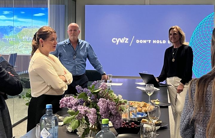 F.v. Næringsminister Cecilie Myrseth, og Espen Gylvik og Ellen K. Lome fra Cyviz.