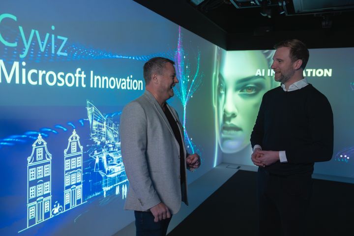 F.v. John van Laerhoven, regional salgsdirektør i Cyviz, her sammen med Joris Haverkort, Chief Technology Officer i Microsoft Nederland, i deres Immersive Suite i Amsterdam.