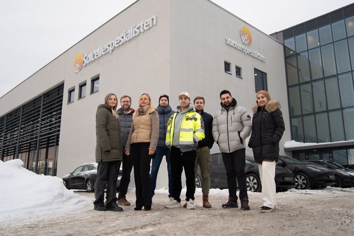 Carl Christian Strømberg og kollegaer ved hovedkontoret til Solcellespesialisten