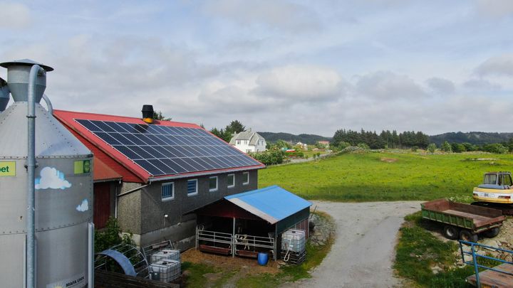 Gård med solceller fra Solcellespesialisten i Åkrehamn