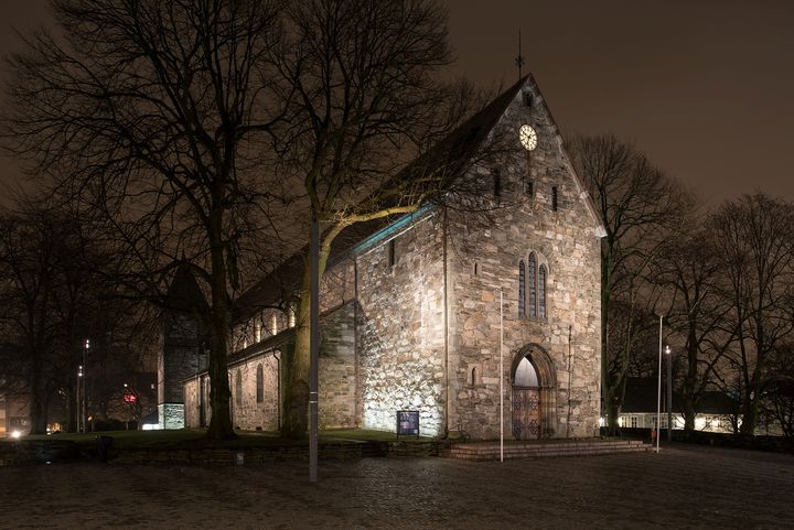 Stavanger domkirke - fasade i mørket.