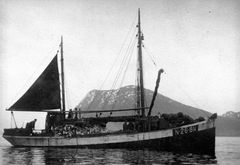 Fiskebåten Faxsen i et gammelt bilde fra 1928.
