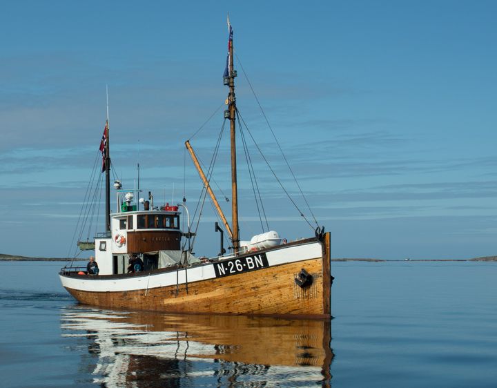 Båten Faxsen, en gammel fiskebåt, på sjøen.