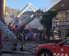Brannmannskapene har rykket ut til brann i tett trehusbebyggelse i Bergen sentrum.