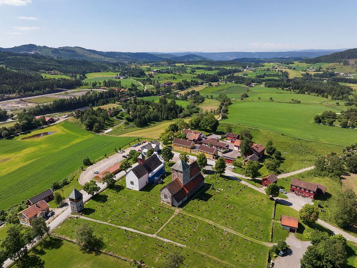 Landskap for ettertiden. På Gran på Hadeland finner vi ett av de 51 områdene i Norge som ivaretas gjennom Utvalgte kulturlandskap i jordbruket. Her markeres også 15-årsjubileet for satsingen med deltagere fra hele landet. Bildet viser landskapet ved Søsterkirkene på Gran.