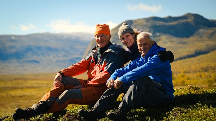 På vandring i Breheimen: prisvinnarane Per Dagsgard og Reidar Marstein saman med riksantikvar Hanna Geiran.