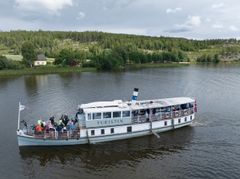 Bilde av fartøyet DS Turisten. Her avbildet i Haldenkanalen ved Ørje.