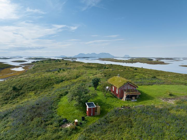 Bilde som viser landskap fra verdensarvområdet Vega, med et hovedhus som ligger på Lissøya og utsikt ut mot havet.