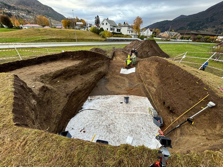 Oversiktsbilde av Myklebusthaugen i Nordfjordeid, som ble åpnet av arkeologer i forrige uke.