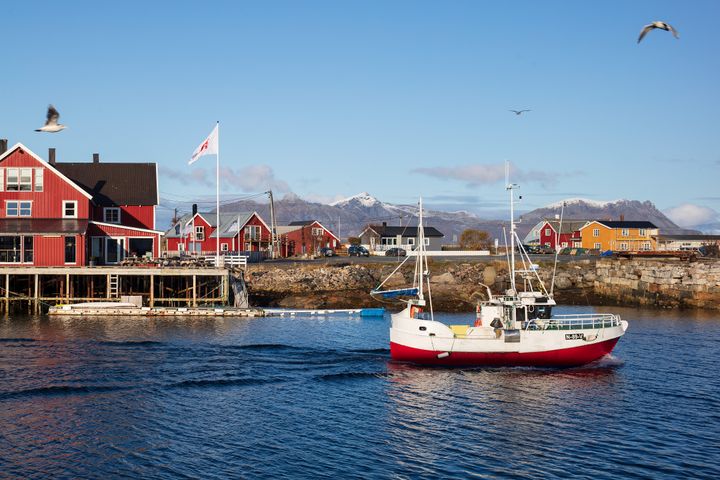 Bildet viser et fartøy fotografert på vannet i Henningsvær i 2019.