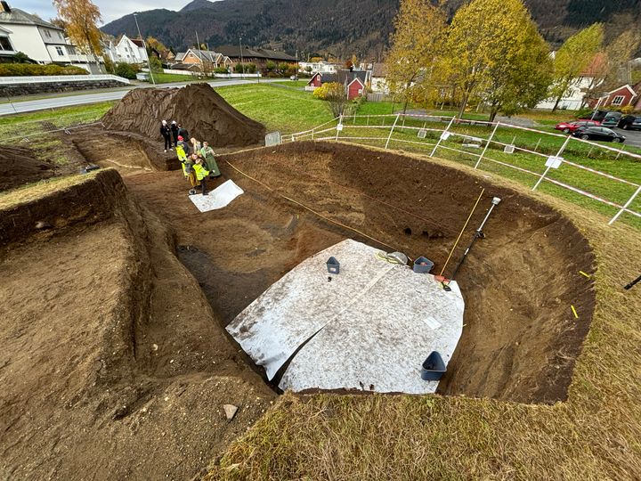 Oversiktsbilde av utgravingene i vikingskipsgraven på Myklebust i Nordfjordeid.