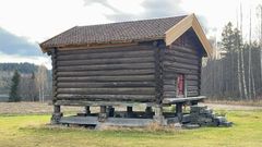 Loftet fra 1272 på Alstad gård i Buskerud har fått nytt tak.