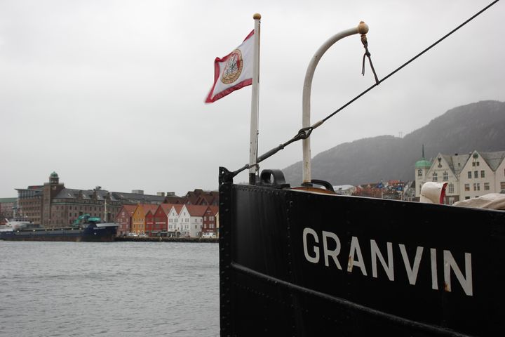 I samband med årets utdeling av tilskot besøkte riksantikvar Hanna Geiran det freda fartøyet M/S Granvin i Bergen.