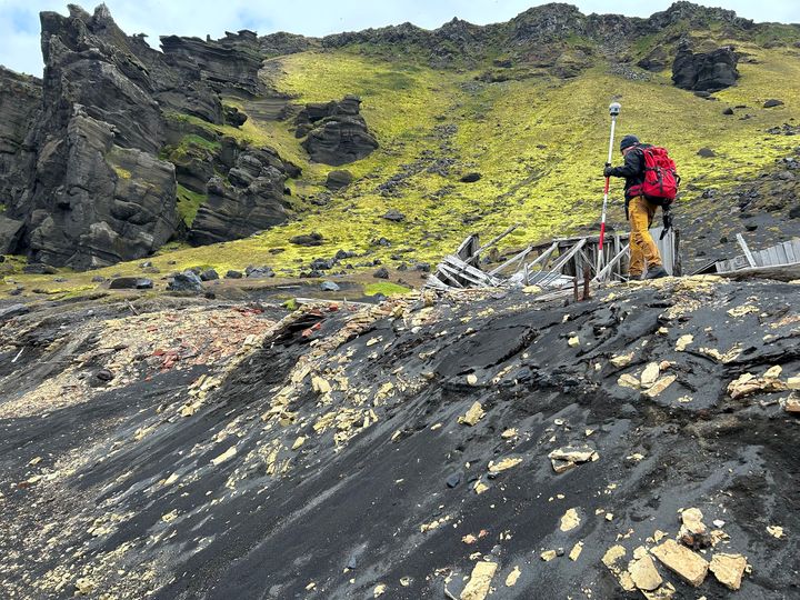 Arkeologiske kulturminne på Jan Mayen står i fare for å forsvinne på grunn av kysterosjon.