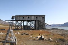 Hiorthamn på Svalbard sklir ut i havet på grunn av kysterosjon.