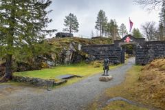Oversiktsbilde av inngangen til Hegra festning i Stjørdal, med statuen av major Hans Reidar Holtermann i front.