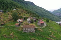 Luftfoto av Otternes-tunet i Aurland kommune.