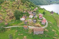 Luftfoto av Otternes-tunet i Aurland kommune.