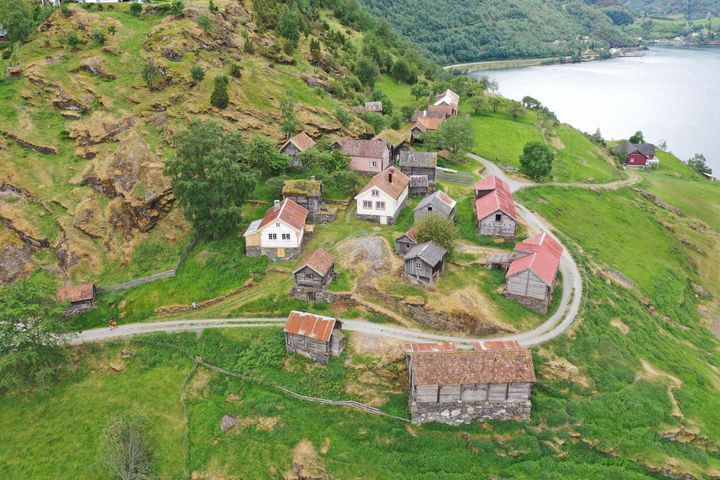 Luftfoto av Otternes-tunet i Aurland kommune.