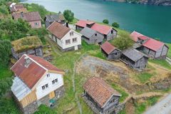 Luftfoto av Otternes-tunet i Aurland kommune.