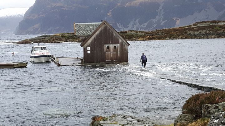 Ved dårlig vær går sjøen over kaia ved Selje kloster.