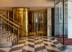 Telefonboksen på Britianna Hotel ble utformet av Arne Korsmo i en modernisering på 1960-tallet, sammen med trappen. Interiøret er nå fredet.
