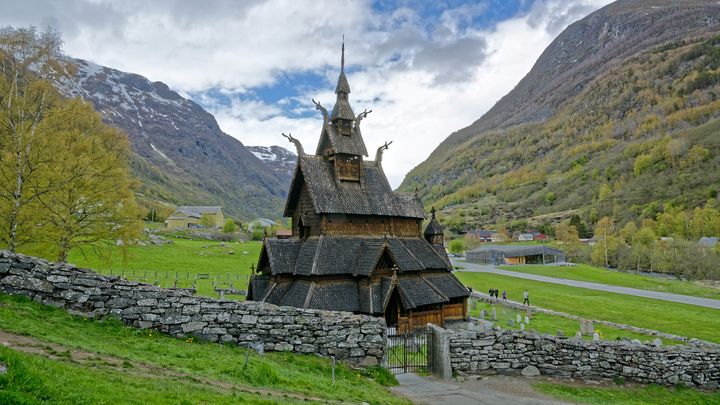 Bilde av Borgund stavkirke, med fjell og natur rundt.