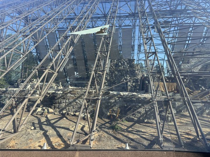 Vernebygget over Hamardomen beskytter det som er igjen av den gamle Hamar domkirke, som ble påbegynt i 1152, og sto ferdig omkring 1200. Vernebygget over domkirkeruinene på Hamar sto ferdig i 1998.