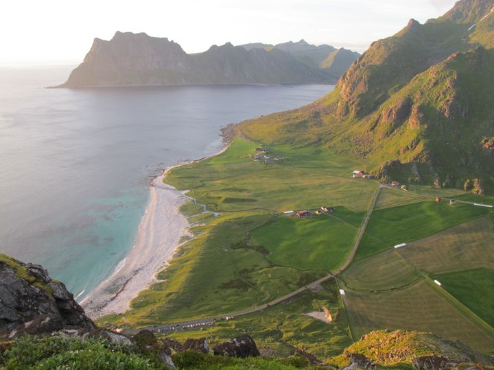 Yttersida av Vestvågøy med kyst og landbruk.