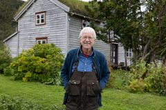 Bilde av eier John Hansen foran Nerstua på Tussøy.