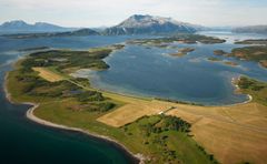 Tjøtta mot de syv søstre. I bakgrunnen øya Dønna.