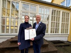 Bilde av riksantikvar Hanna Geiran (til venstre) og Geir Teigstad, direktør for Oslo sykehusservice.