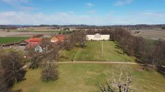 Staselege Jarlsberg hovudgard med hage.