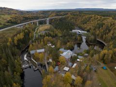 Kistefos Træsliberi og området rundt, med veier, sett fra lufta.