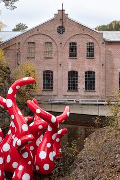Kunstskulptur foran tresliperiet på Kistefos