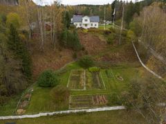 Bestyrerbolig, et hvitt hus med hage og kjøkkenhage på Kistefos Træsliberi