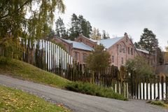 Kunstinstallasjon i skråningen ved Kistefos Træsliberi