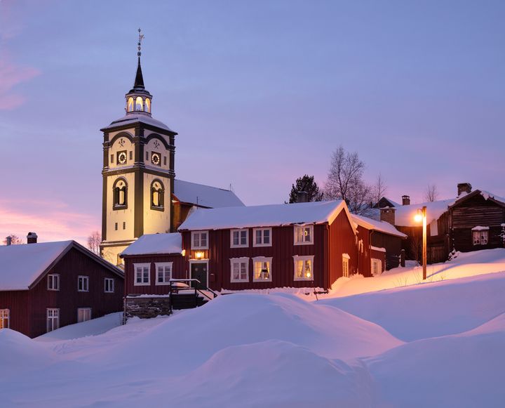 Røros kirke i vinterskrud.
