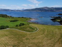 Luftfoto av landskapet på Leka med Herlaugshaugen.